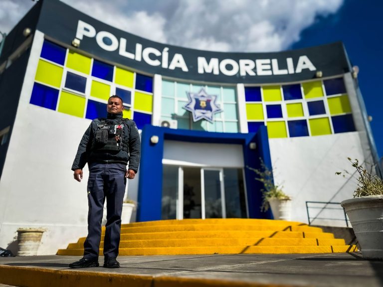 Dan reconocimiento al Oficial E. Yépez como «Policía del Mes»