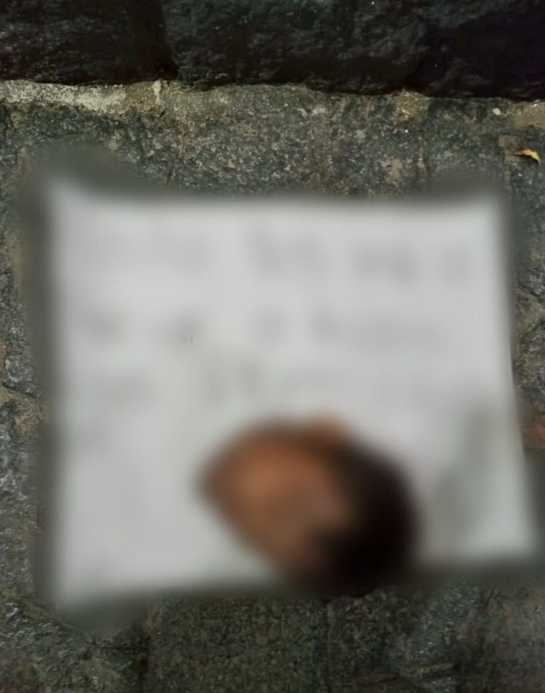 Abandonan cabeza con narcomensaje, en el Centro de Apatzingán