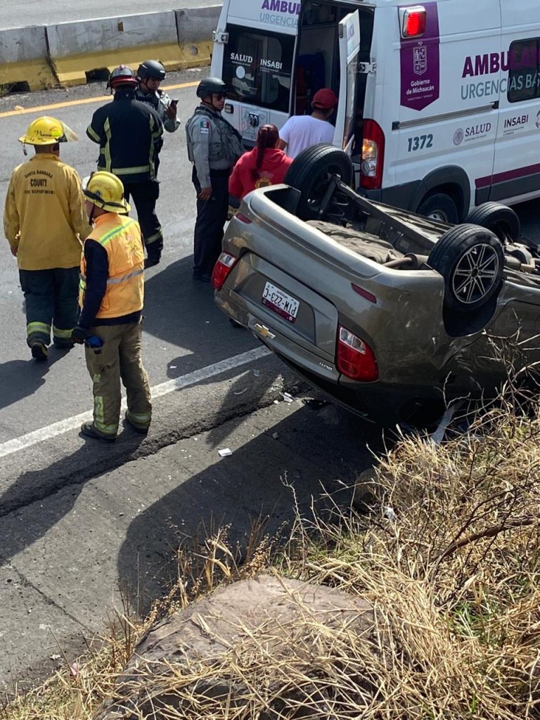 Automovilista queda herido al accidentarse sobre la carretera Morelia-Salamanca