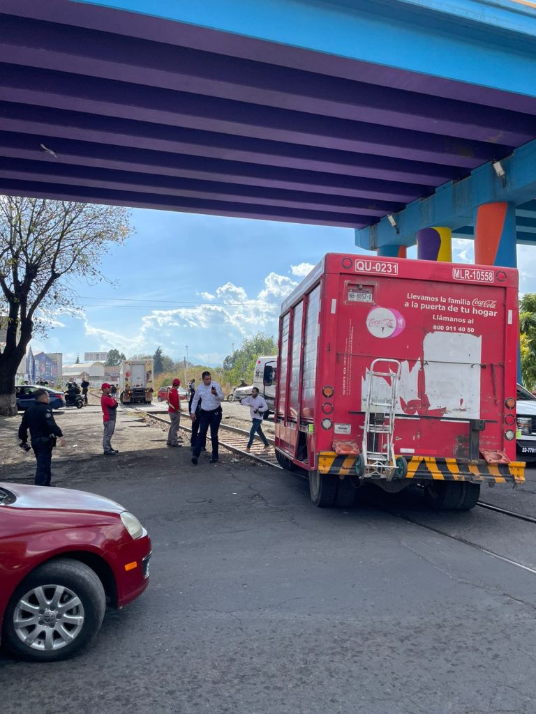 Normalistas atraviesan vehículos en las vías férreas y avenida Madero Poniente de Morelia