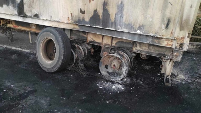 Tráiler se incendia por falla mecánica y perjudica remolque de otro tractocamión en la Siglo XXI