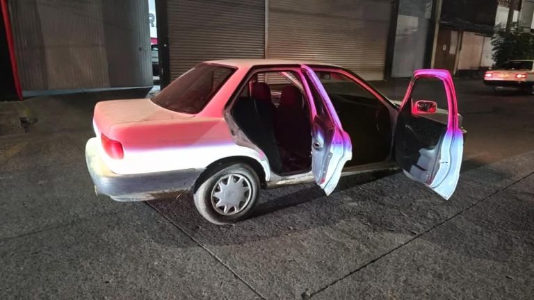Delincuentes roban auto para después apoderarse por la fuerza de una camioneta, en Uruapan