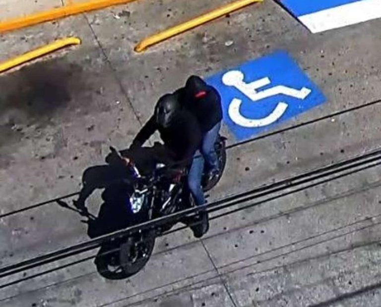 Pistoleros motorizados asaltan casa de empeño y tienda de autoservicio en Uruapan