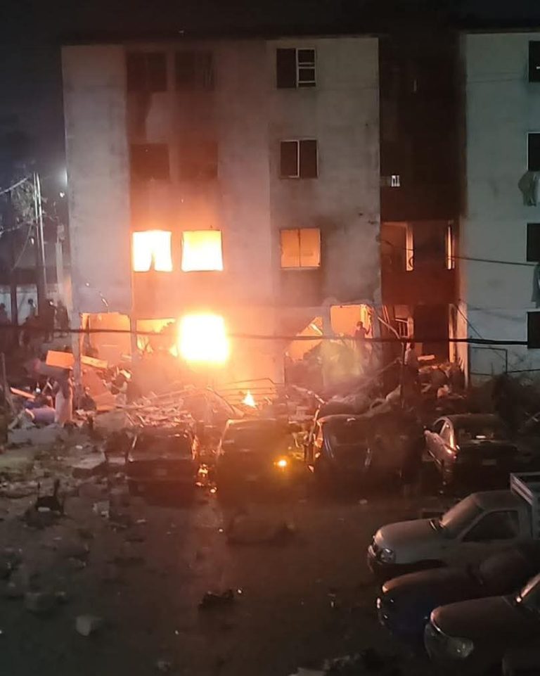 Explosión en edificio de Lázaro Cárdenas, deja al menos un fallecido y varios heridos