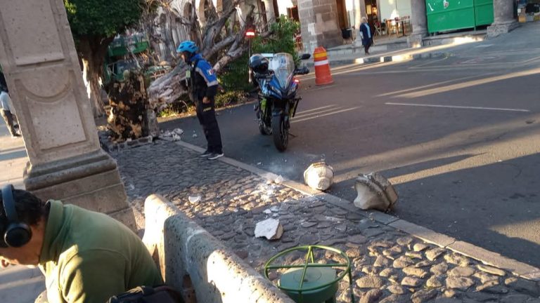 Vehículo recolector de basura daña pieza de cantera al chocar contra árbol en Plaza de Armas de Morelia