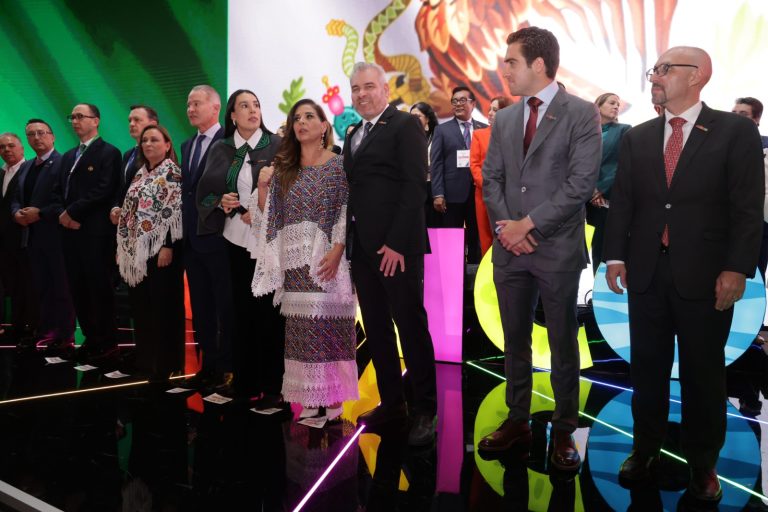 Participa Bedolla en la inauguración de la Fitur de Madrid