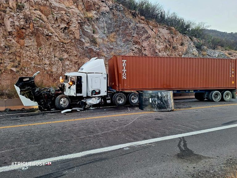 Trailer choca contra rollo de metal que cayó de otro camión de carga, en la autopista Siglo XXI