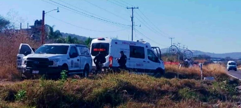 Hallan 2 jóvenes ejecutados a la orilla de la carretera libre Morelia-Salamanca