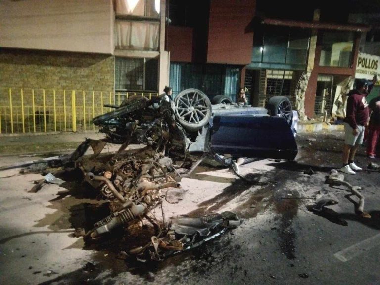 Hombre muere tras choque de auto contra fachada de inmueble en el Boulevard García de León