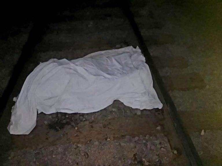 Masculino fallece al ser atropellado por el tren, en Uruapan