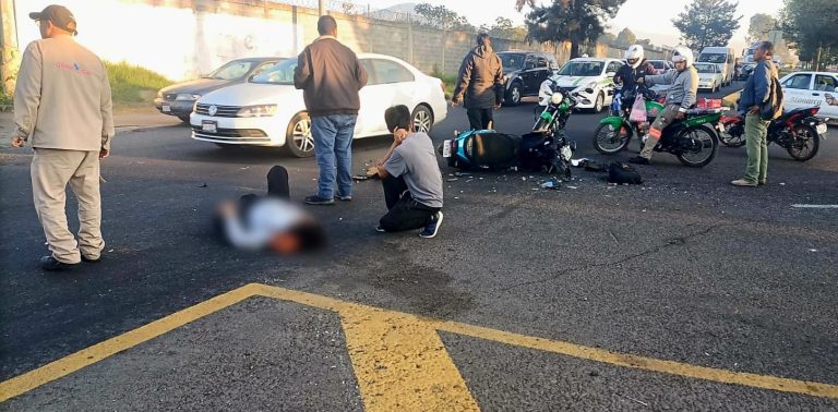 Dos heridos tras choque de motocicleta y auto, en el Libramiento de Uruapan