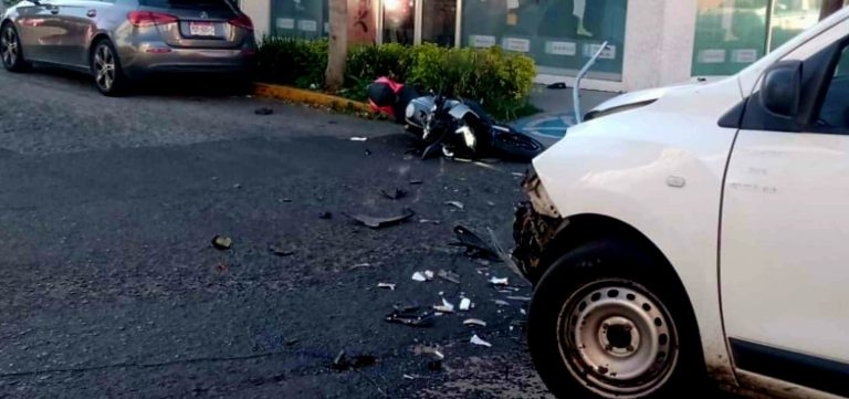 Se registra choque entre camioneta y moto en la colonia Vasco de Quiroga en Morelia