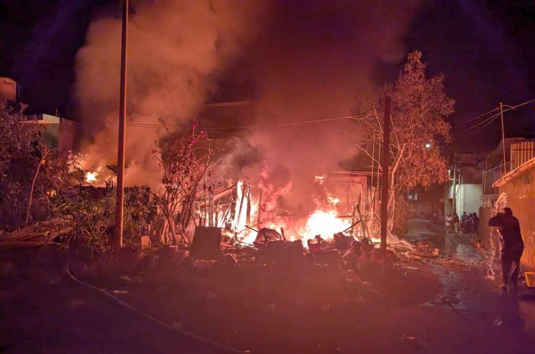 Incendio arrasa vivienda, en Uruapan