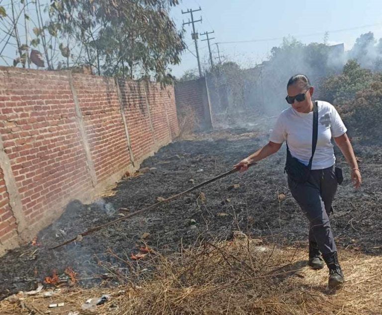 Incendio consume antigua estación de radio, en Apatzingán