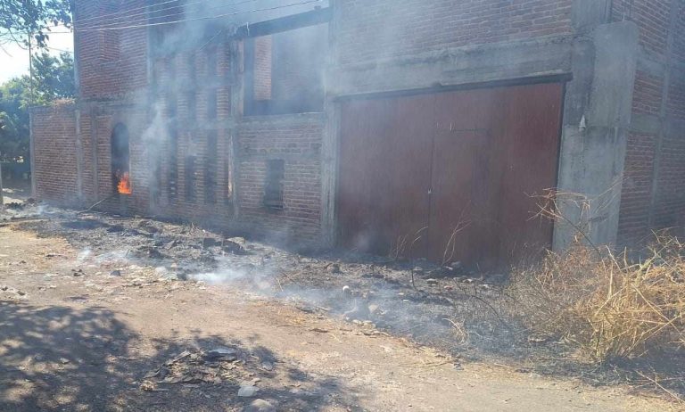 Incendio consume inmueble en obra negra en Apatzingán