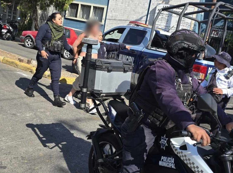 Joven conductora genera varios choques y es detenida al intentar escapar