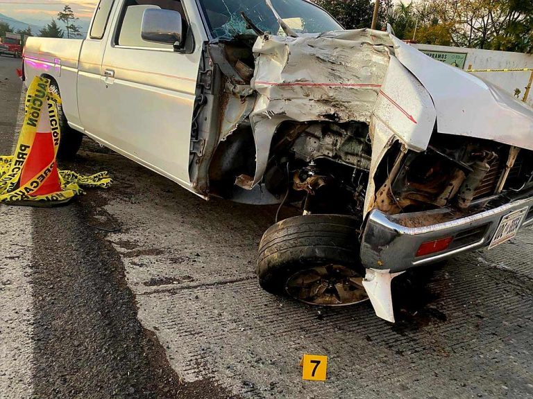 Joven motociclista muere al ser embestido por camioneta, en Peribán