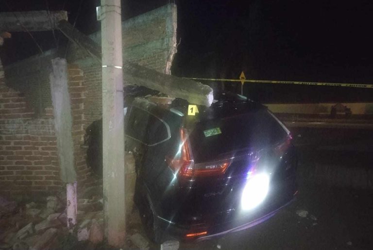 Joven perece al chocar su vehículo contra una palmera y una vivienda, en Tocumbo