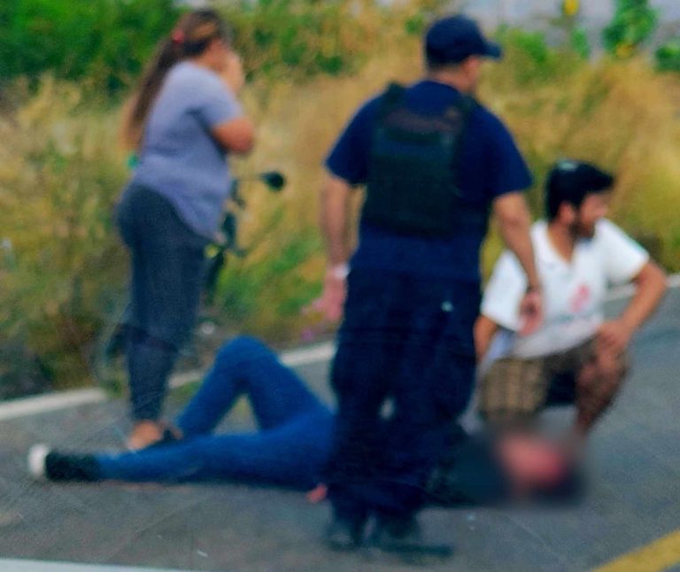 Joven resulta herido al derrapar en su motocicleta en la carretera Apatzingán–Buenavista