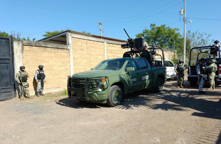 Militares inhabilitan taller de elaboración de explosivos, en el Mirador, en Apatzingán