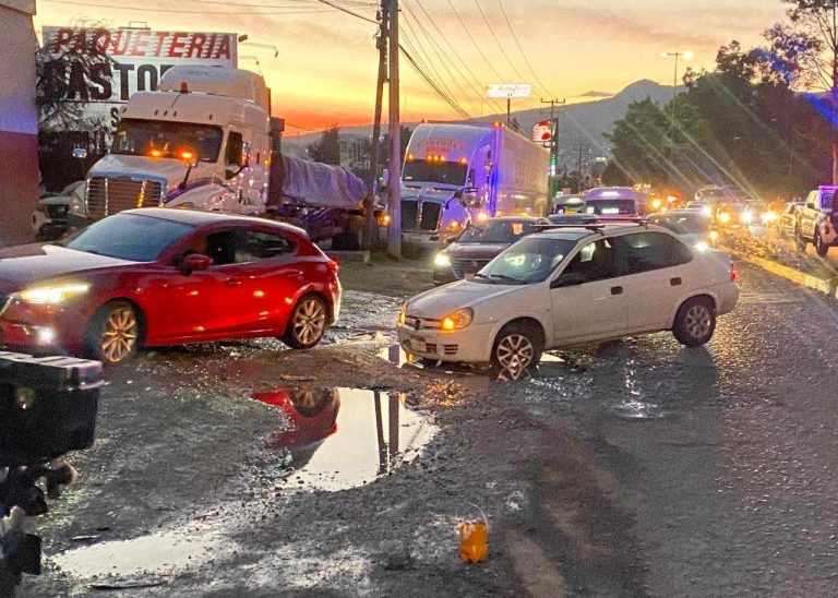 Motociclista cae en bache y queda malherido, sobre el libramiento norte de Morelia