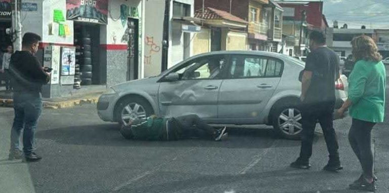 Motociclista herido al chocar contra auto, en Uruapan