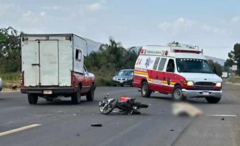 Motociclista muere al chocar contra una camioneta, en Tangancícuaro