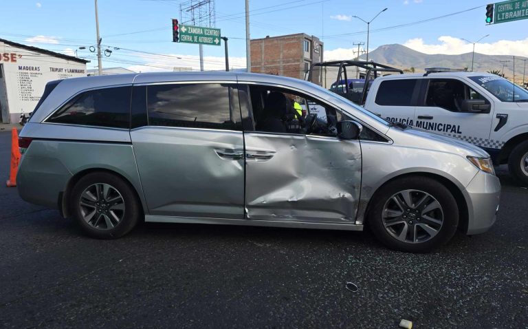 Motociclista se lesiona al chocar contra una camioneta, en Zamora