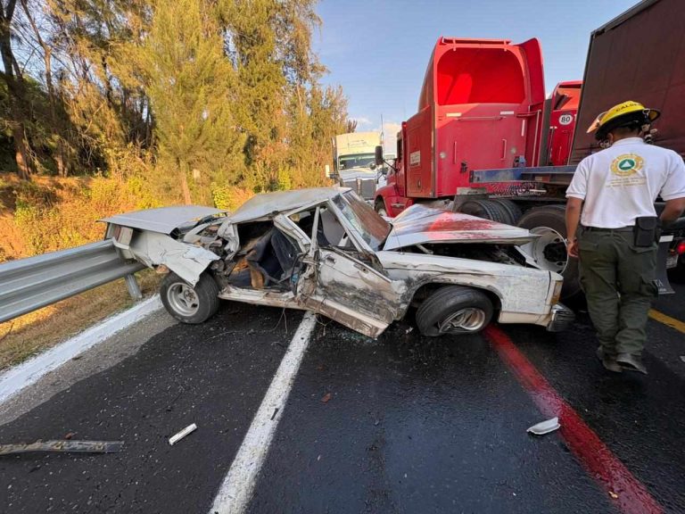 Ocupantes de auto y tráiler sobreviven de milagro tras aparatoso choque en la autopista Siglo XXI