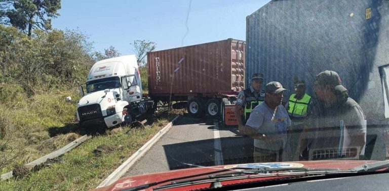 Ocurren dos accidentes con tráileres involucrados en distintos puntos de la autopista Siglo XXI