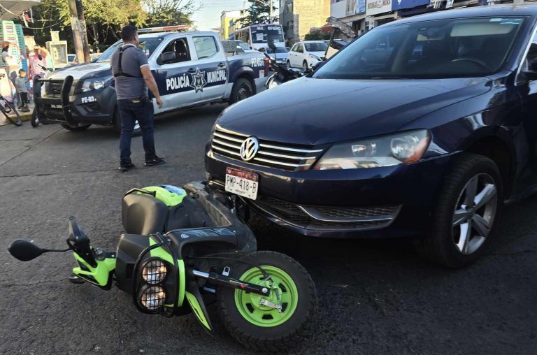 Pareja de motociclistas resulta herida al ser impactada por un automóvil
