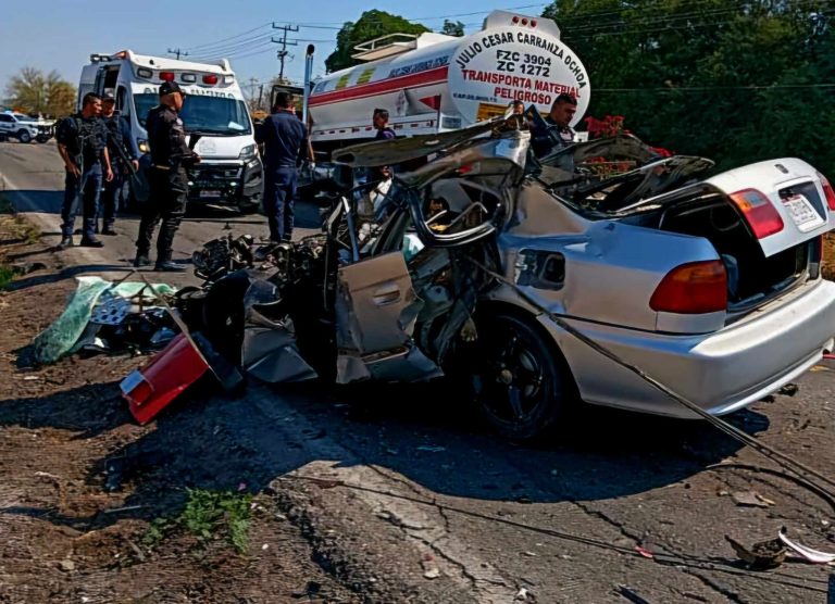Pareja muere tras brutal accidente entre auto y pipa, en Buenavista