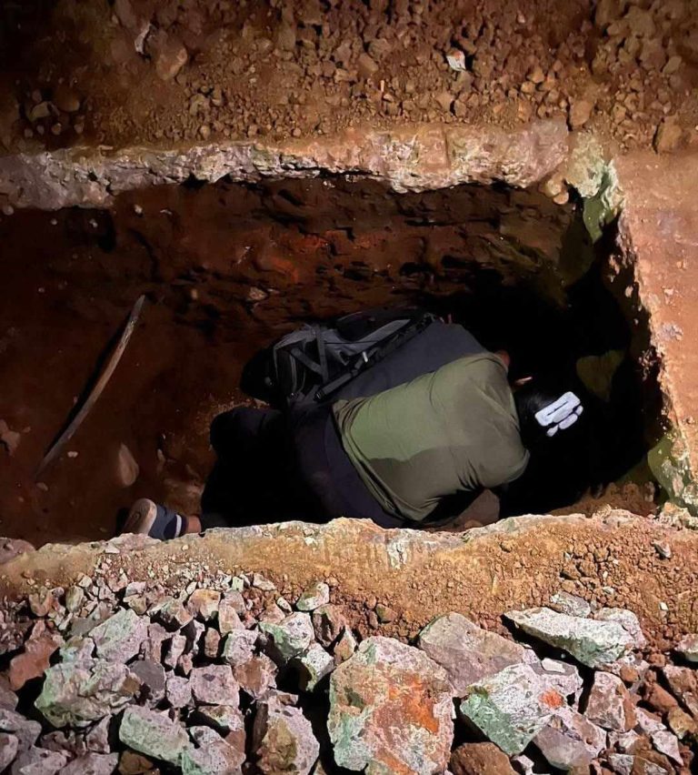 Peatón queda herido al caer a excavación, en céntrica calle de Pátzcuaro