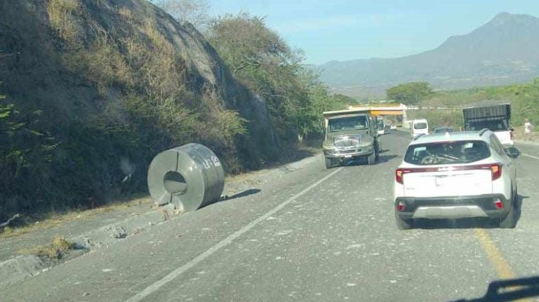 Plataforma se desprende de tráiler y rollo metálico que trasladaba obstruye la autopista Siglo XXI