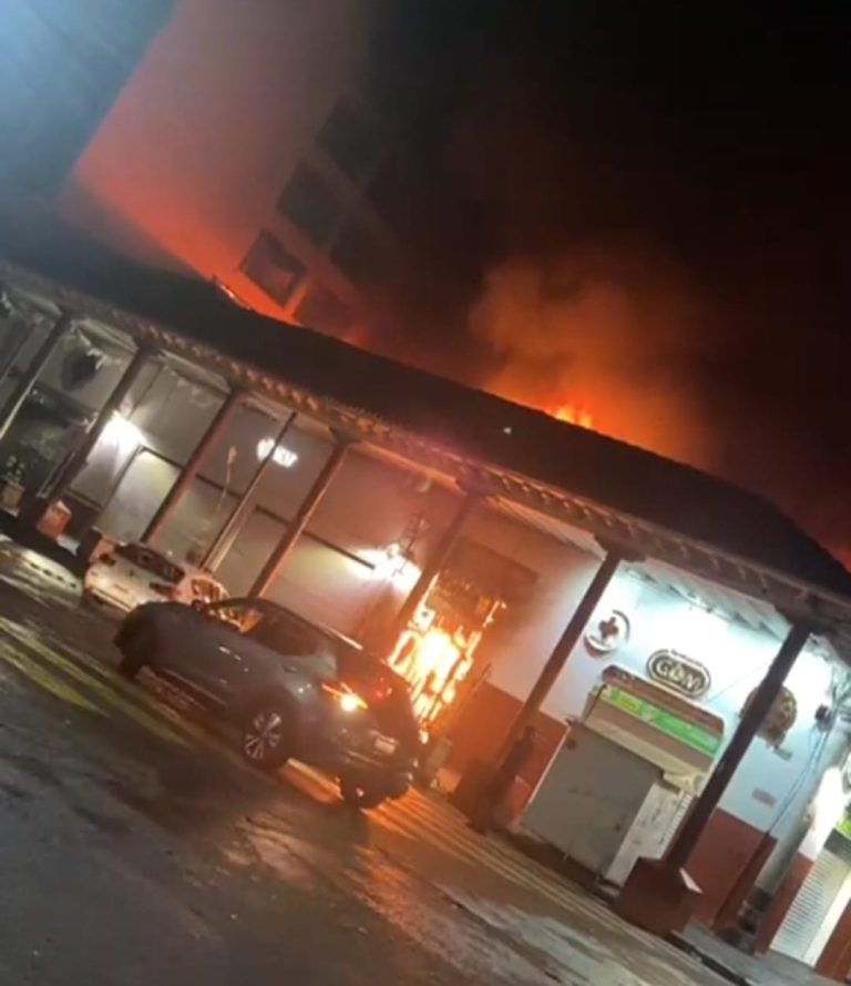 Bar “Katara” es consumido por voraz incendio, en el Centro de Uruapan