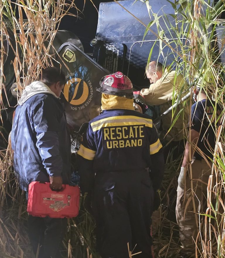 Chofer de tráiler aguacatero sobrevive de milagro, tras volcar y quedar prensado