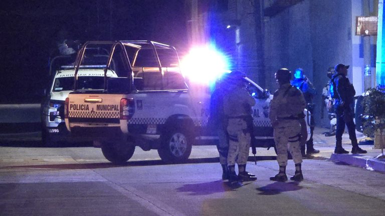 Delincuentes balean domicilio en Manantiales del Curutaran; hay una joven lesionada