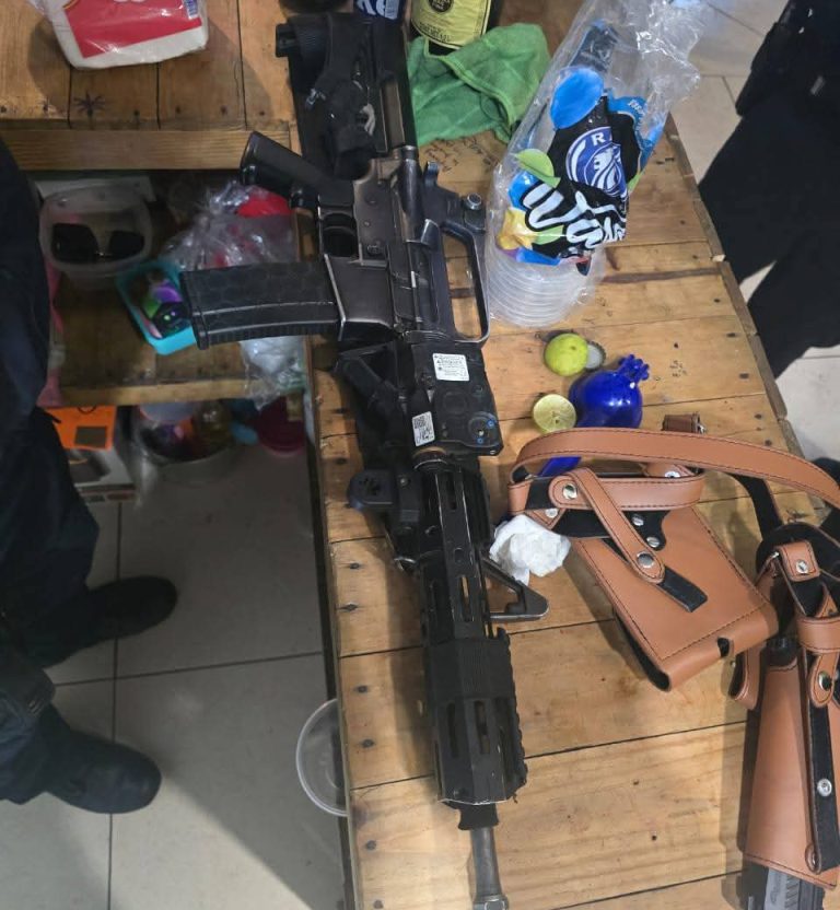 Policías detienen a dos sujetos que disparaban un arma larga y una corta en bar de Uruapan