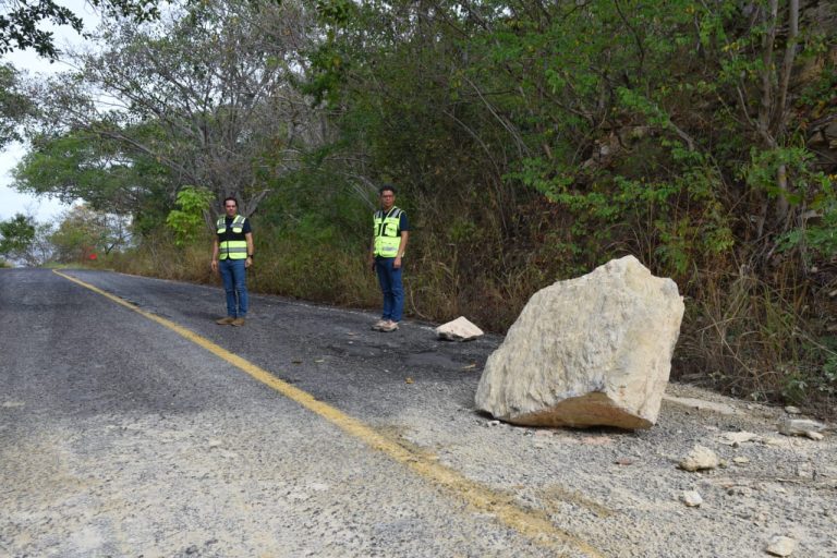Hay derrumbes menores en la carretera federal costera número 200 que conecta a Lázaro Cárdenas con Coahuayana tras sismo: SCOP
