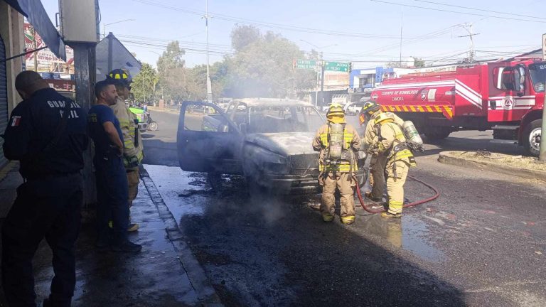 Se incendia camioneta por aparente falla, en Zamora