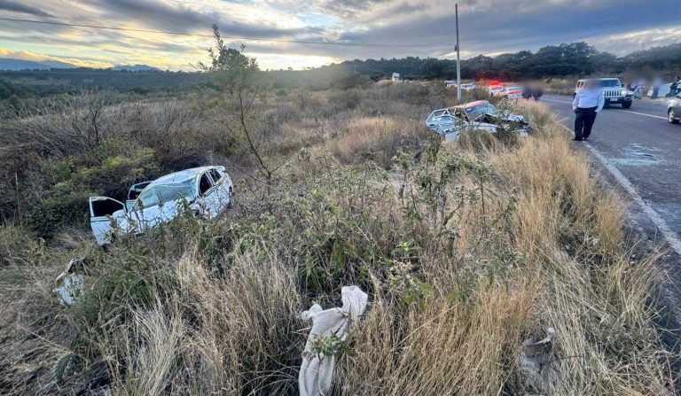 Se registra choque entre camioneta y dos taxis en la carretera Morelia-Quiroga
