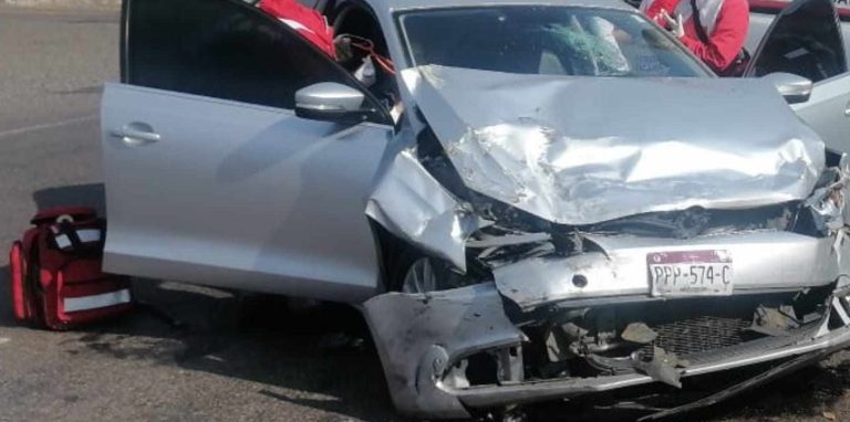 Se registra choque entre camioneta y auto en la carretera Morelia-Pátzcuaro