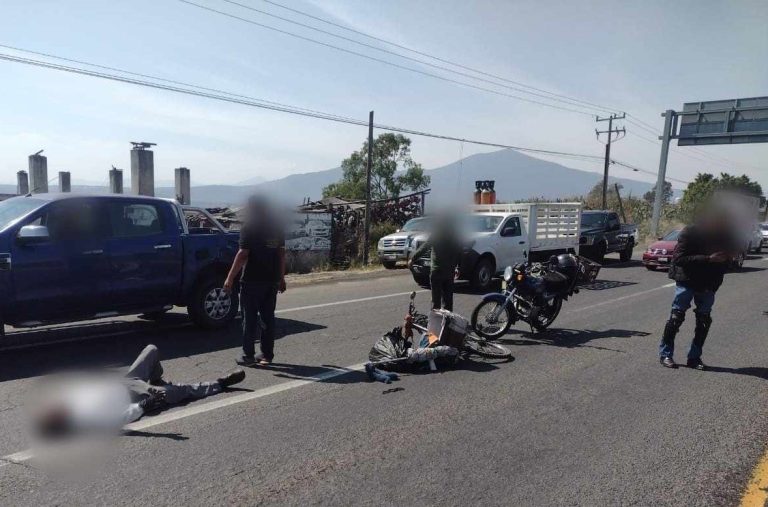 Se registra choque entre ciclista y motociclista al poniente de Morelia; hay tres heridos