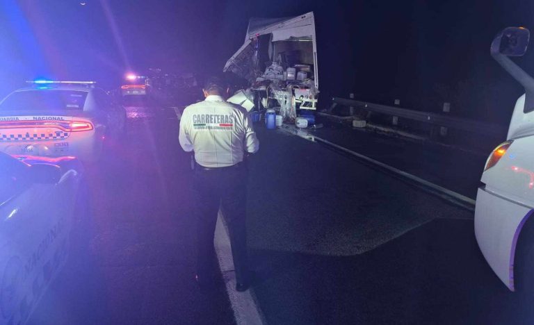 Tráiler choca contra camión torton en la autopista México-Guadalajara; hay lesionados