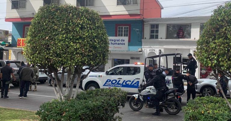 Tras persecución, detienen a tres jóvenes a bordo de una lujosa camioneta, en Uruapan