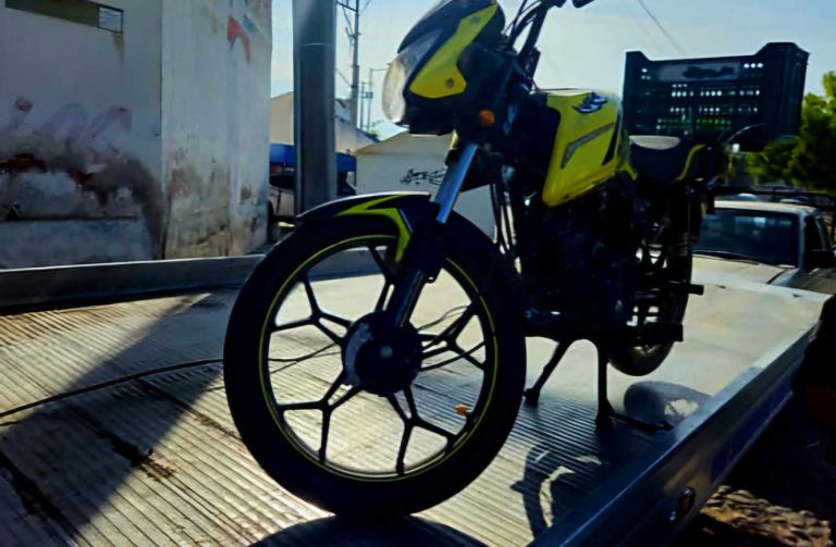 Tras persecución, policías capturan a dos presuntos roba motos en Apatzingán