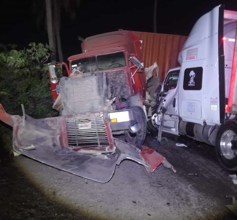 Un herido grave tras choque entre dos tráileres, en la autopista Siglo XXI