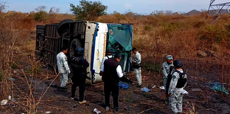 Una septuagenaria muerta y al menos 13 heridos deja choque volcadura de autobús