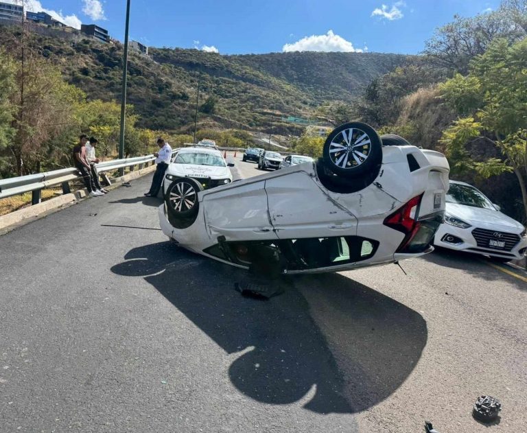 Vuelca auto en zona de Tres Marías y ocurre carambola al poniente de Morelia