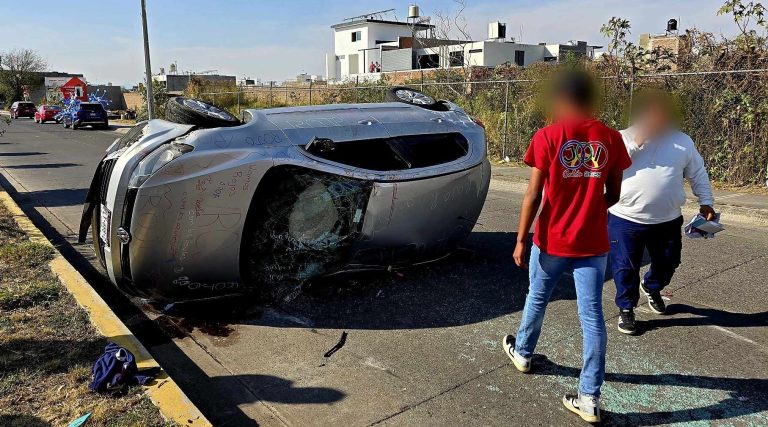 Vuelca automóvil donde viajaban estudiantes; hay dos heridos